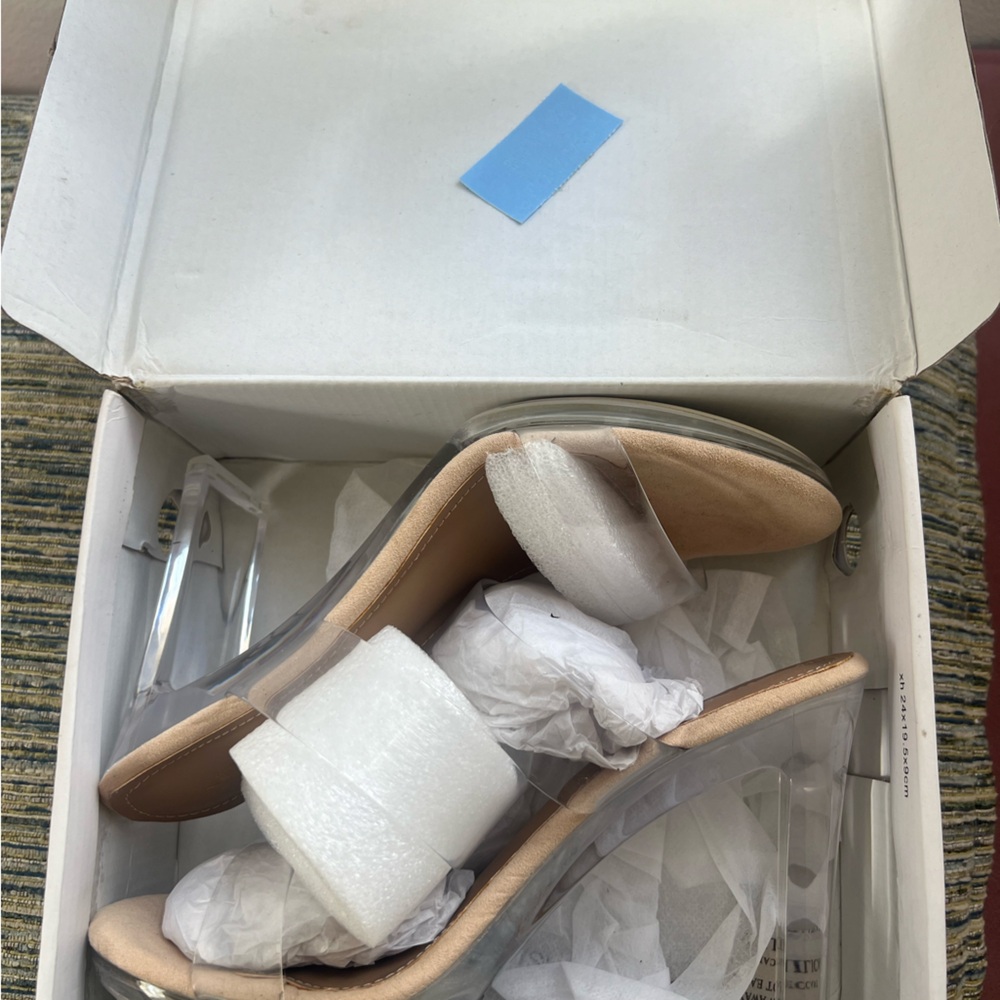 Dream Pairs sz 7 never worn clear heels